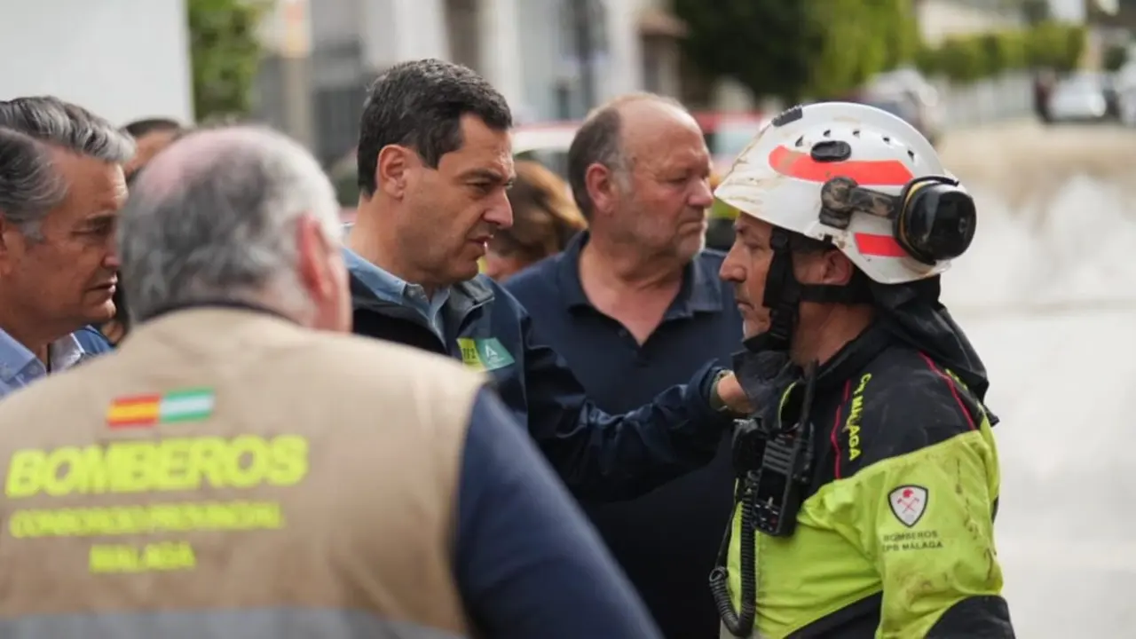 Moreno junto a uno de los bomberos desplazados a Benamargosa