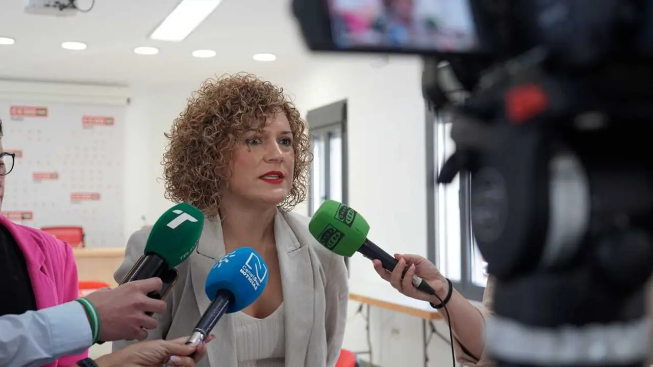 Lim&oacute;n atiende a los medios