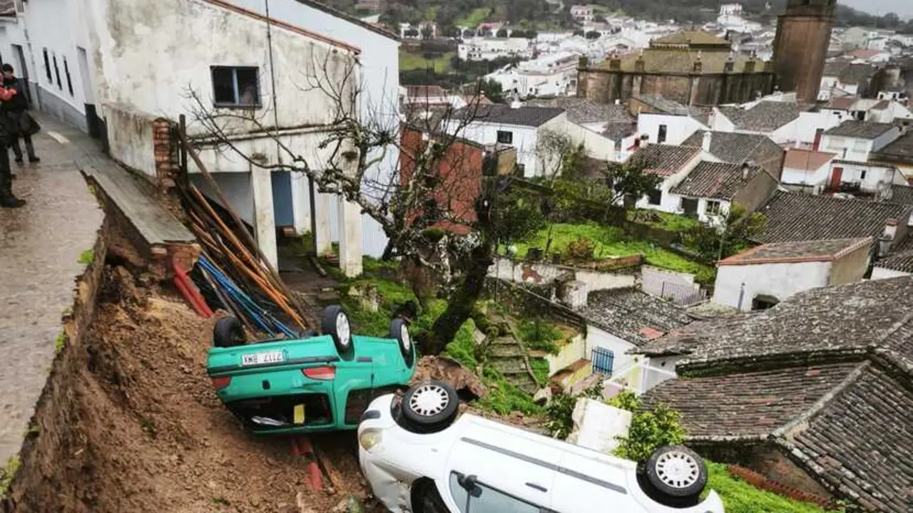 Dos coches se vieron afectados por el desprendimiento del talud