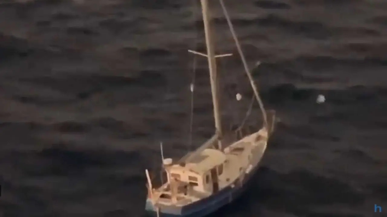 Velero auxiliado por Salvamento Mar&iacute;timo
