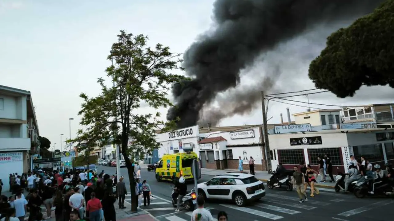 Extensa humareda tras el incendio en Punta Umbr&iacute;a