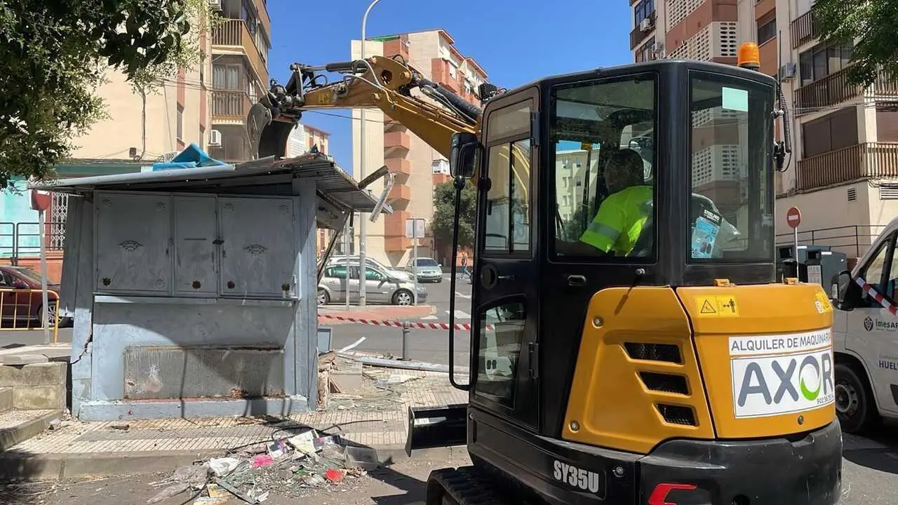 Trabajos de demolici&oacute;n de uno de los quioscos abandonados. Fuente: Europa Press
