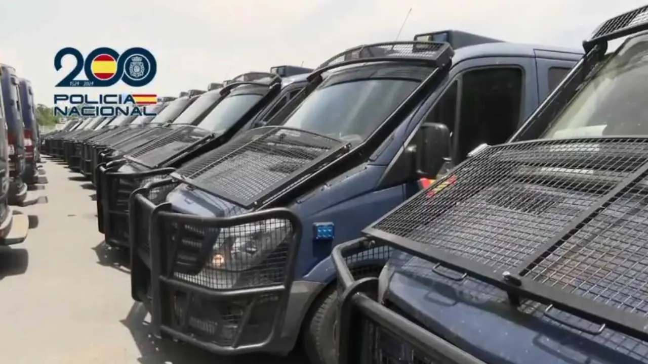 M&aacute;s de 170 coches de la Polic&iacute;a Naciona embarcan en Huelva
