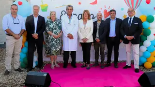 Asistentes a la colocaci&oacute;n de la primera piedra.
