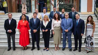 Autoridades a las puertas de la Casa Col&oacute;n