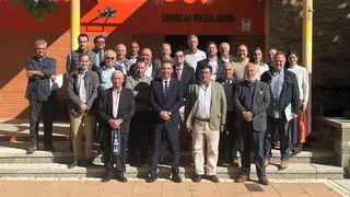 En el centro, el nuevo presidente, Vicente P&eacute;rez, posa junto a su predecesor, acompa&ntilde;ado por los representantes del sector vitivin&iacute;cola del Condado de Huelva y los nuevos vocales que conforman la junta rectora del Consejo Regulador de las denominaciones de origen protegidas Condado de Huelva, Vinagre del Condado de Huelva e IGP Vino Naranja del Condado de Huelva.