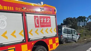 Veh&iacute;culo del Consorcio de Bomberos tras el accidente en Puebla de Guzm&aacute;n