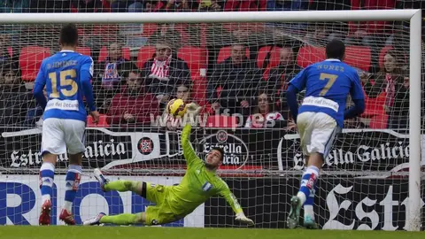 Rub&eacute;n G&aacute;lvez en el momento de parar el penalti.