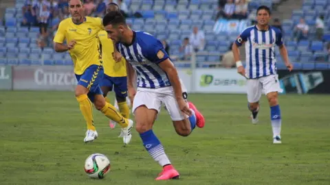 Rub&eacute;n Mesa en una acci&oacute;n del partido en el Nuevo Colombino perseguido por Abel G&oacute;mez, actual t&eacute;cnico albiazul, y Jes&uacute;s V&aacute;zquez, presidente del Decano. Fuente: Imagen de archivo