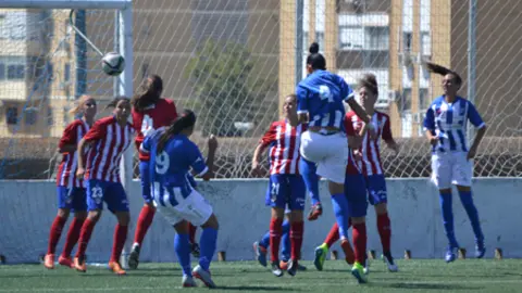 Momento en el que Sandra logra el gol del Sporting.