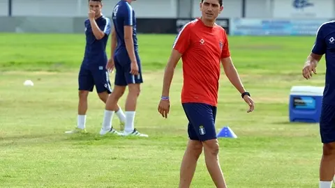 Juanma Pav&oacute;n, en un entrenamiento con el Recre.