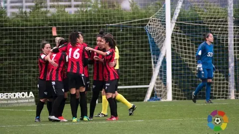 Jugadoras del Cajasol Sporting celebrando la victoria.