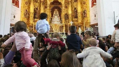 Ni&ntilde;os durante la celebraci&oacute;n de la Candelaria en el Santuario del Roc&iacute;o