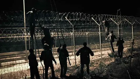 Subsaharianos tratan de saltar la valla desde Marruecos a Melilla