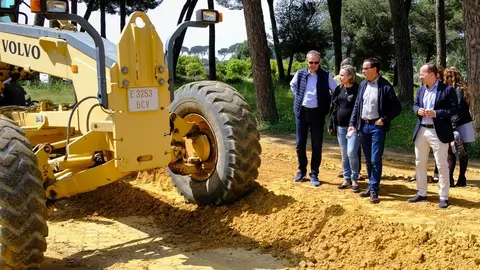 El presidente de la Diputaci&oacute;n de Huelva, Ignacio Caraballo, y la diputada de Infraestructura, Medio Ambiente y Planificaci&oacute;n, Laura Mart&iacute;n, acompa&ntilde;ados del alcalde de Hinojos, MIguel Angel Muriel, visitan algunos de los caminos ubicados en el t&eacute;rmino municipal de Hinojos que la instituci&oacute;n provincial acondiciona de cara a la romer&iacute;a del Roc&iacute;o 2018