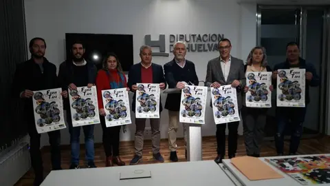 El alcalde de Manzanilla junto con el presidente de la Diputaci&oacute;n de Huelva presentan el cartel de la feria del vino y el aceite acompa&ntilde;ados por miembros de la junta de la Hdad y otros concejales del Ayto.
