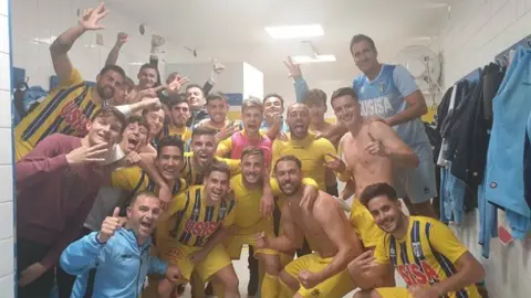El Isla Cristina celebra en el vestuario el triunfo ante el Atletico Onubense./ @C1fu5