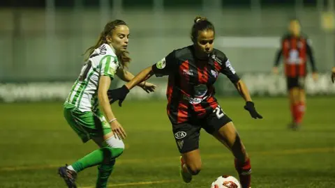 En la primera vuelta, las b&eacute;ticas se impusieron a las sporntiguistas./ laliga.es