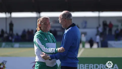 Antonio Toledo saludando a la entrenadora del Betis Mar&iacute;a Pry./ laliga.es