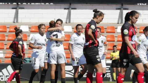 El Valencia barri&oacute; de la pista al Sporting./ laliga.es