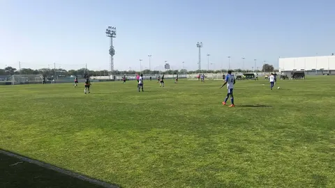 Un lance del encuentro entre Atletico Onubense y Pinz&oacute;n en la Ciudad Deportiva./ FRAN OLIVA