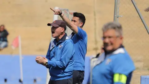 Antonio Toledo dando indicaciones en el partido ante el Logro&ntilde;o./ lfp.es