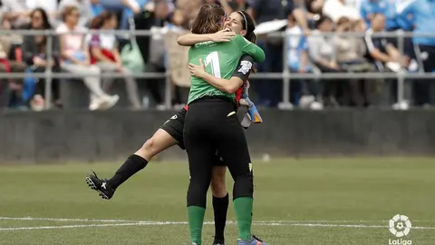 Sara Serrat, la portera del Sporting, se abraza con una compa&ntilde;era tras el empate a &uacute;ltima hora./ lfp.es