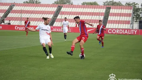 Alberto Quiles intenta sortear a un jugador del Sevilla Atl&eacute;tico./ @recreoficial