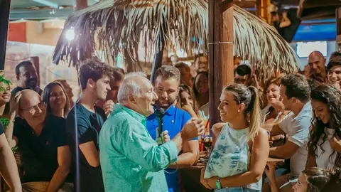 Xavier Deltell interact&uacute;a con el p&uacute;blico en Cacoa Beach la semana pasada.