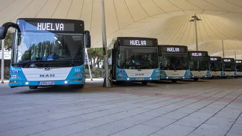 HUELVA, 07/08/20 HUELVA - El alcalde de Huelva , Gabriel Cruz , presenta los diez nuevos autobuses ecol&oacute;gicos y con prestaciones de &uacute;ltima generaci&oacute;n que se pondr&aacute;n en servicio en la ciudad .
Foto: ALBERTO DIAZ / AYTO HUELVA