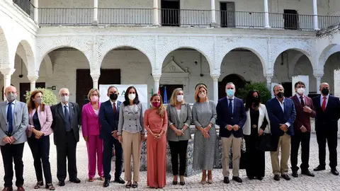 La consejera de Fomento, Marifr&aacute;n Carazo, la presidente del Consejo Andaluz de  Colegios de Arquitectos (CACOA) Noem&iacute; Sanch&iacute;s y los decanos de los colegios provinciales.