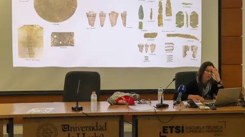 Exposici&oacute;n de parte de los restos cer&aacute;micos y &oacute;seos hallados en los enterramientos.