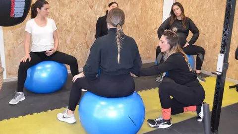 Mar&iacute;a Mart&iacute;n guiando a mujeres embarazadas durante los entrenamientos