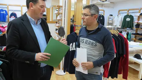 Alberto Santana en una de sus visitas a Galer&iacute;as Abreu, beneficiaria de los fondos