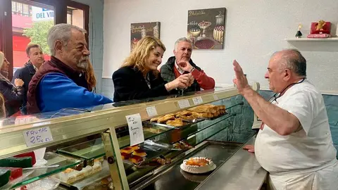 Pilar Miranda visita uno de los establecimientos del Barrio Molino de la Vega