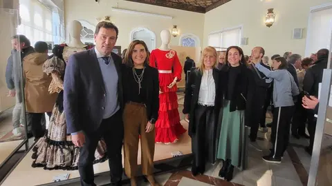 Roc&iacute;o Blanco y Alberto Santana con la dise&ntilde;adora de moda flamenca Carmen Vega