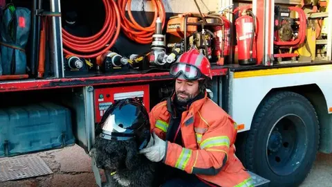 Domingo Feria junto a su perro Otto