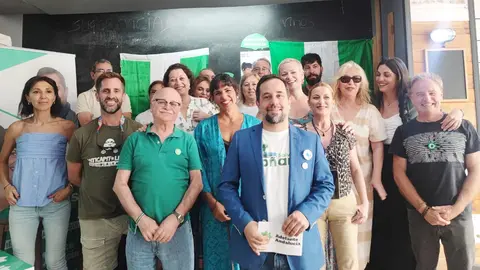 Amador con Teresa Rodr&iacute;guez y miembros de su lista