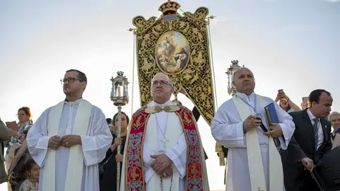 El obispo en la procesi&oacute;n