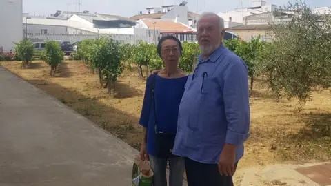 1Yoshiko Akehi en el Condado de Huelva con el presidente de la DOP Condado de Huelva