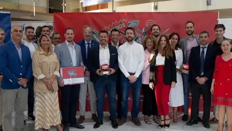 Ganadores y Acc&eacute;sits junto a las principales instituciones de Huelva que actuaron como Jurado Oficial