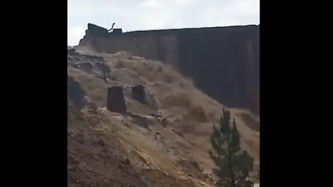 cascada de agua en la cuenca minera