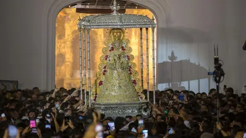 La Virgen del Roc&iacute;o sale del santuario tras el salto de la reja