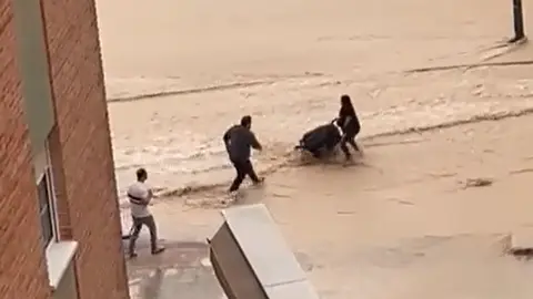 Momento en el que el carrito es arrastrado por la corriente, haciendo que el beb&eacute; caiga al agua