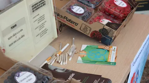 Deja tu cigarro y ll&eacute;vate una caja de frutos rojos