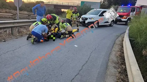 Efectivos tratando al herido en San Juan del Puerto