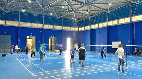 Deportistas participando en 'B&aacute;dminton sin Barreras'