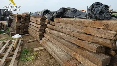 Hab&iacute;an sido sustra&iacute;das gran cantidad de traviesas de madera