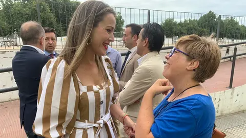 La delegada Bella Verano conversa con una ciudadana