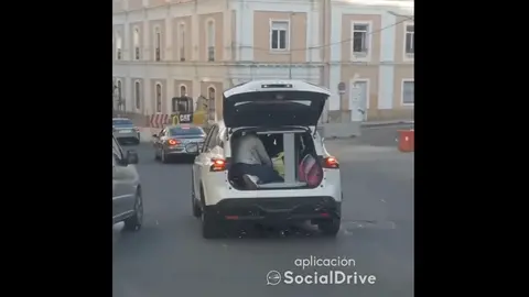 El coche circulando por Huelva con una persona en el maletero. Foto: SocialDrive.es